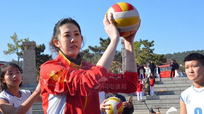 中国女排第一美女薛明 与沂南孩子们一起打排球