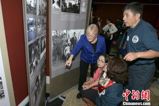 温哥华举办《加拿大人在中国》历史图片展