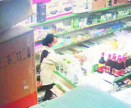 张店两家药店接连失窃 女子行窃过程被拍下