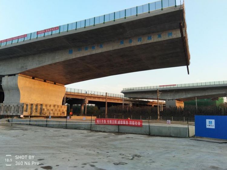滨莱高速跨胶济铁路分离立交转体桥顺利完成转体