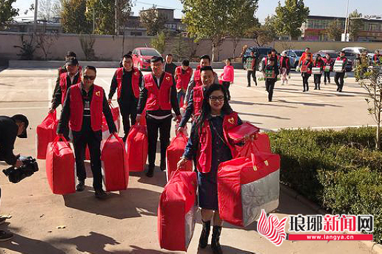 临沂市五老志愿者协会走进蒙阴 开展捐助助学活动