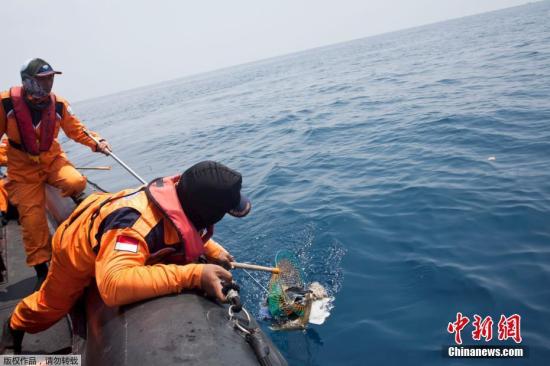 印尼失事客机第一个黑匣子被打捞出水