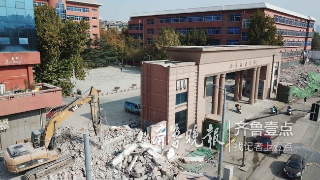 山东政法学院南门建筑开拆，解放东路将被“拉直”