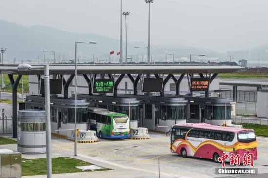 港珠澳大桥料周末再迎客流高峰 香港口岸增至逾150辆巴士疏导人流