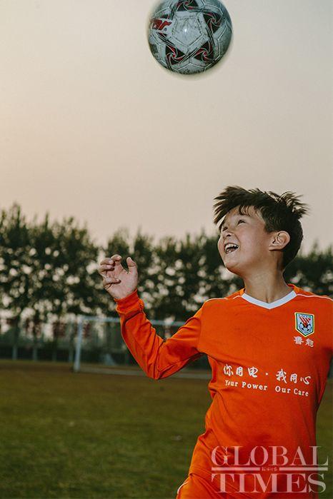 新疆小球员在鲁能 他们是中国足球的希望