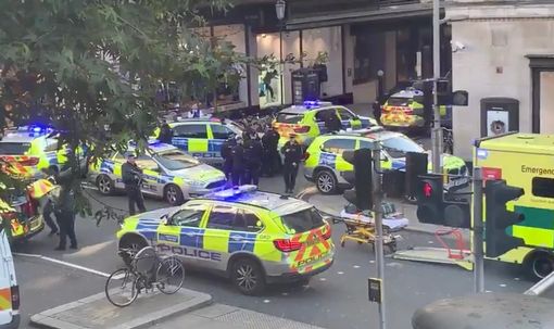 看起来像个战区！伦敦西部发生持刀伤人事件 大量警察到场