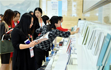 首届中国国际进口博览会新闻中心正式向注册记者开放