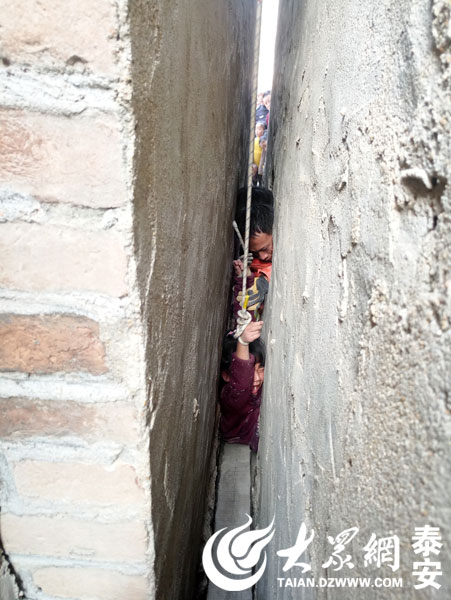 5岁女孩被卡10米长墙缝中 泰安消防拆墙救援