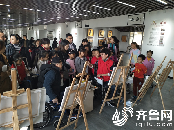 北竹岛小学师生家长观看学习残疾人画家王刚现场创作油画