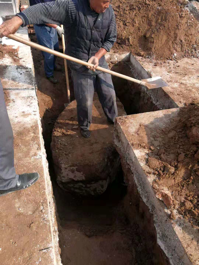 2018年10月4日，在山东醉一斗酒业厂址挖出的景隆寺残石。 (13).jpg