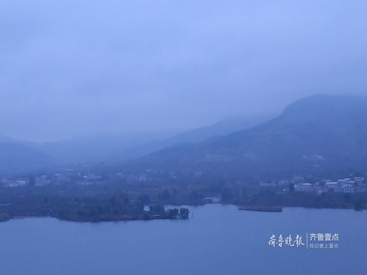 济南南部山区阴云笼罩，下起濛濛细雨