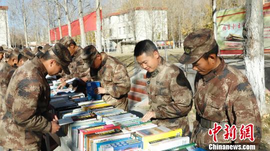 点燃战士读书激情 西藏军区某旅以图书推动文化建设