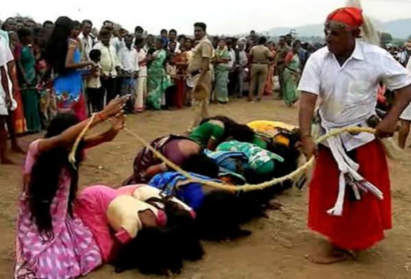 5000名印度妇女排队等鞭打 深信能被治愈疾病