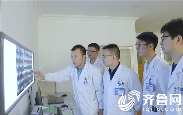 吴吉涛（左一）团队研究患者病情