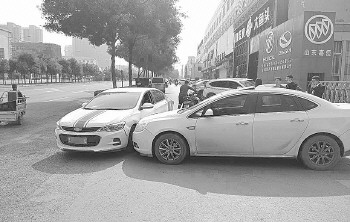 济南：共享汽车逆行撞别克车，维修费起纠纷
