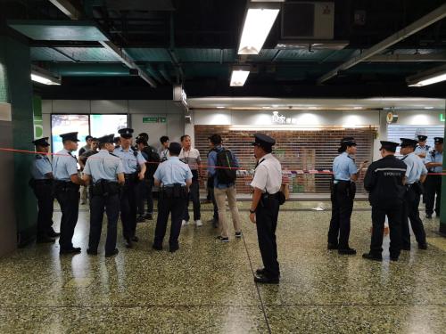 香港深水埗港铁站发生开枪事件 一持刀男子被制服