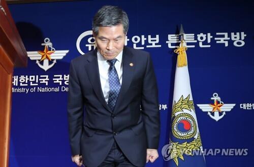 韩防长就“光州事件”时期军人涉性侵道歉：令人痛心