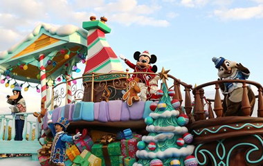 东京迪士尼举行圣诞巡游