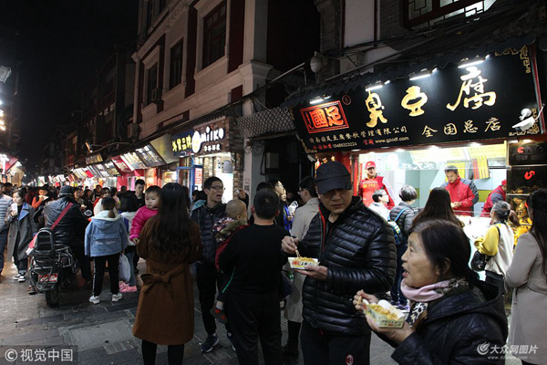 网红芙蓉街封闭改造 游客品尝“最后”美食