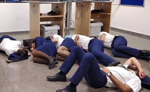 3名欧洲空姐集体睡地板 照片传网上被公司开除(图)