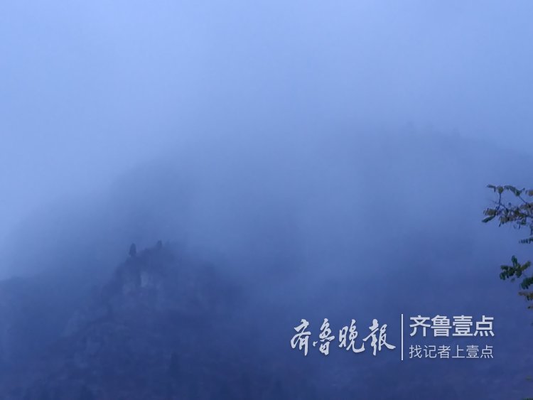 连续阴雨少风，济南南山笼罩在大雾中
