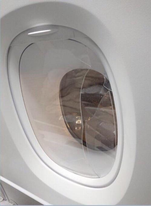 韩裔美籍男子问空姐要酒喝 被拒后砸碎机舱玻璃