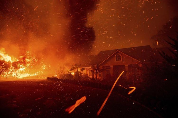 美国加州天堂镇大火：2万余人疏散，上千房屋烧毁