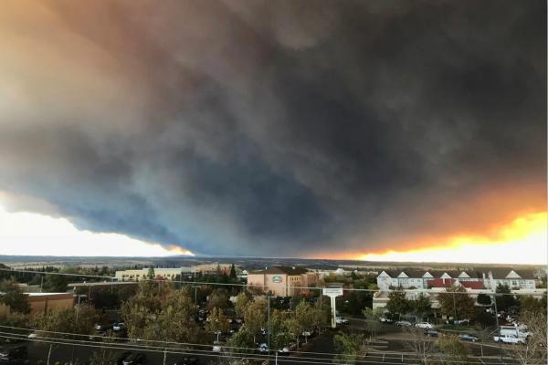 美国加州火势汹汹 每分钟能烧掉80个足球场(图)