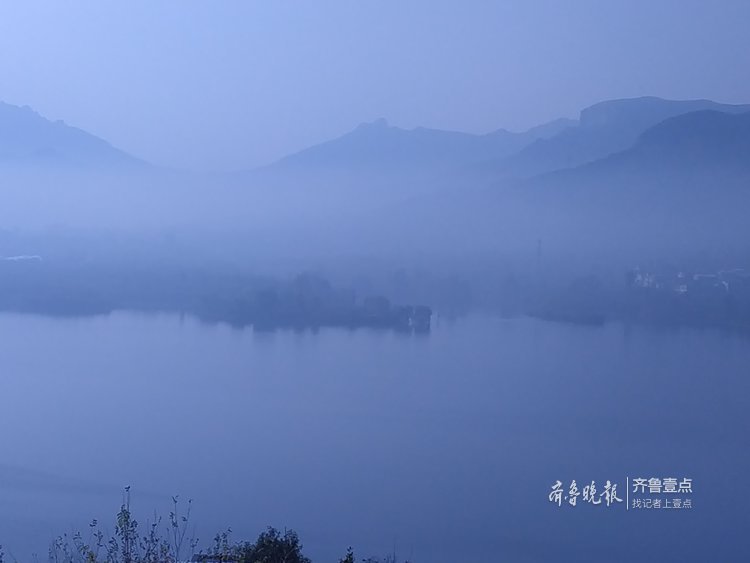阴雨初晴水雾蒸腾，济南南山恰似水墨画