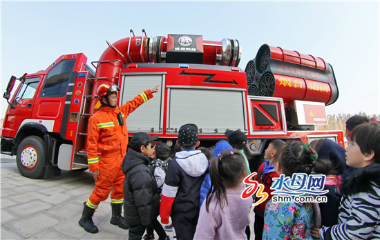 119消防安全宣传月启动 市民亲身体验“灭火”救援