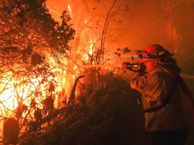 山火肆虐 美加州三县进入紧急状态