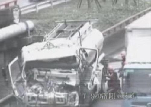 今晨S20外环高速：油罐车追尾半挂车 两人受伤