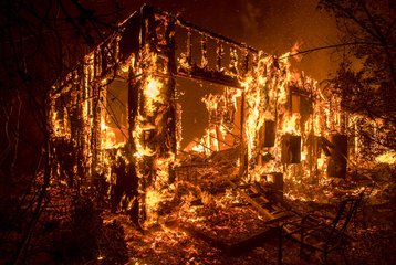 美加州山火失踪人数上升至228人，已有31人确认死亡