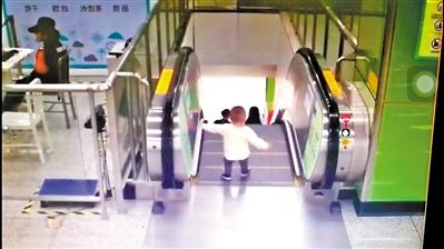 2岁男童差一秒被甩下电梯 地铁站务员飞奔救人