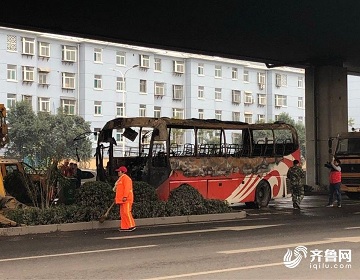 济南通报11.11大客车起火调查：驾驶员已被控制