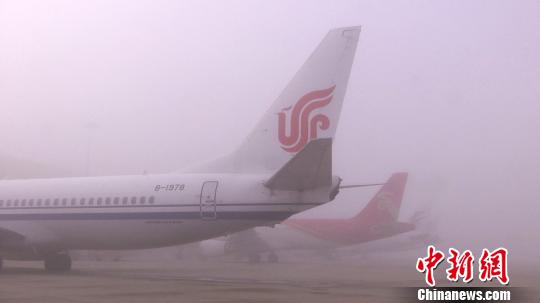 大雾笼罩合肥新桥机场 2000余名旅客受影响