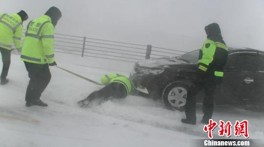 新疆玛依塔斯遭遇风吹雪 交警及时救援两车六人