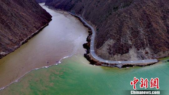 川藏交界的金沙江堰塞湖：白玉县金沙乡部分民房已进水被淹