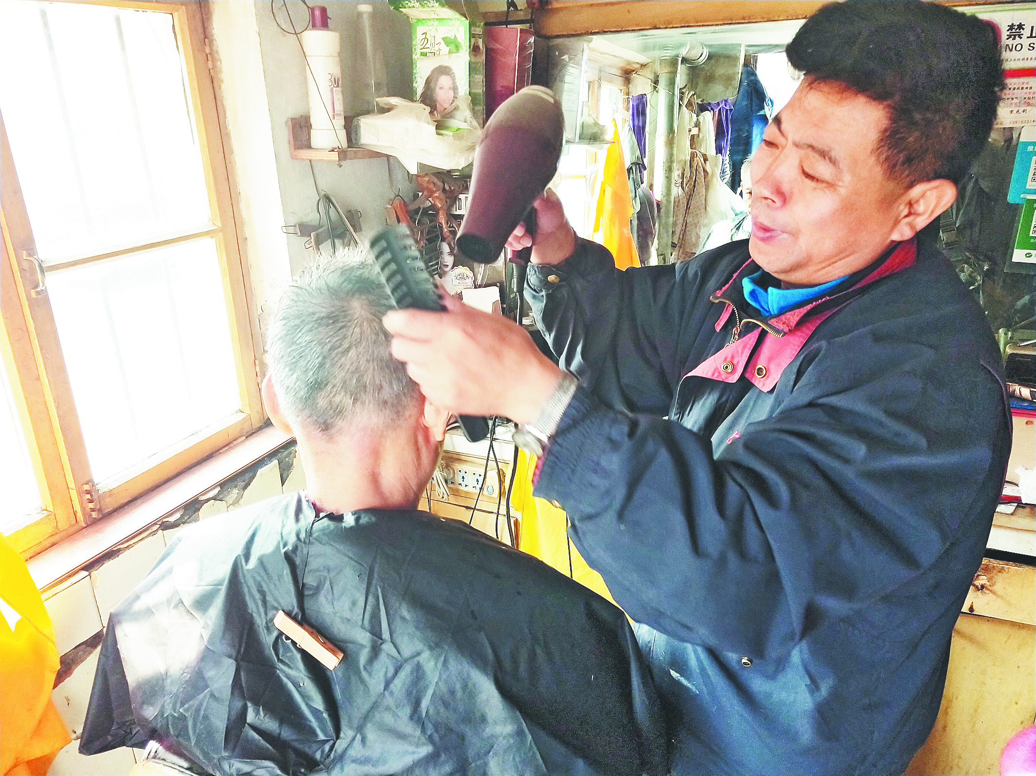 淄博30年老理发师看着市场“长大”