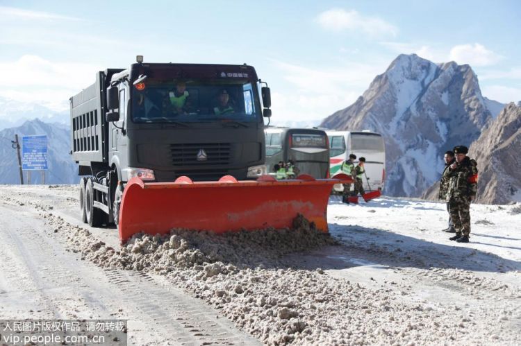 新藏线现5公里结冰路段交通受阻 武警鏖战6小时抢通道路