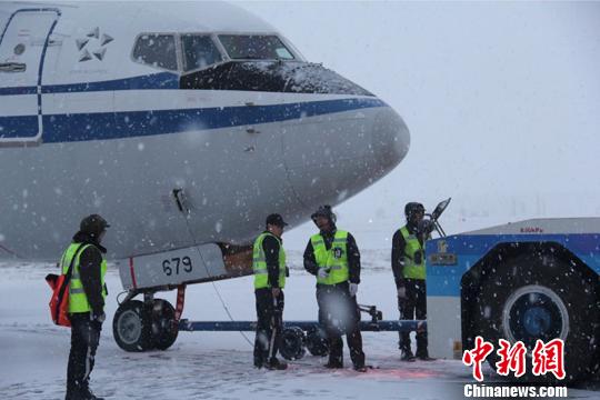 乌鲁木齐国际机场工作人员奋战超20小时清雪163万平方米
