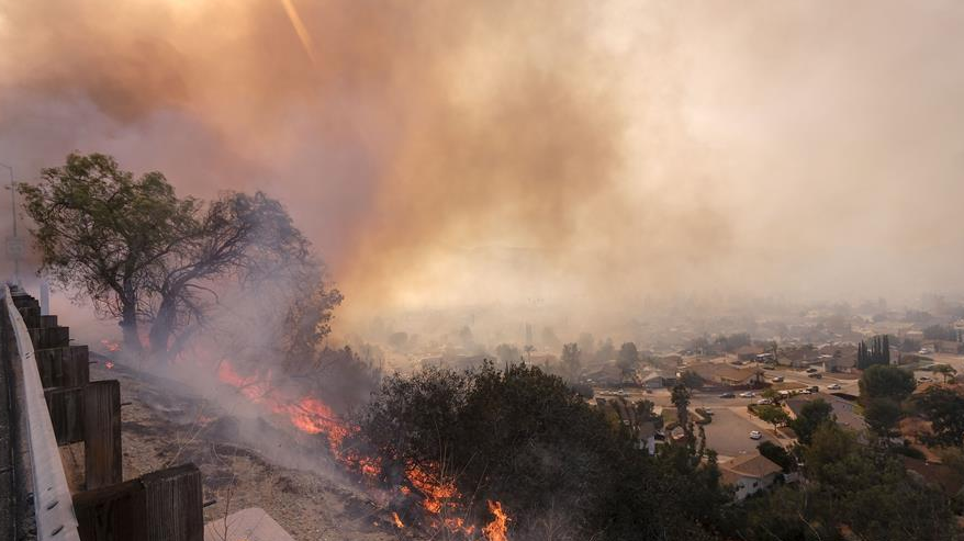 美国加州山火持续肆虐 死亡人数上升至31人