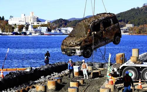 日本“3•11”大地震时被海啸卷走的汽车被打捞上岸