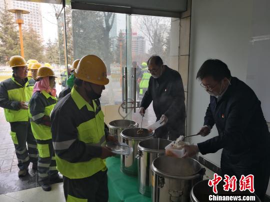 西宁城中640名环卫工人享用“阳光午餐”