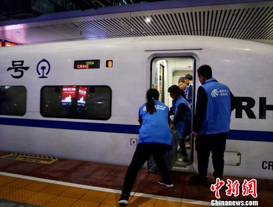 重庆：高铁快运助力“双十一”物流