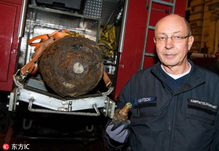 德国汉堡发现250公斤炸弹 拆弹专家“淡定”合影
