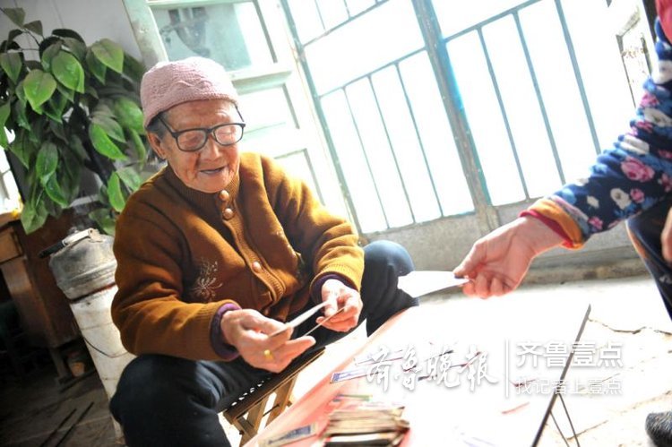 厉害！济南102岁老寿星打得一手好麻将