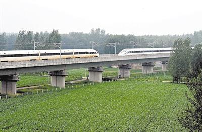 列车交会时速420公里 日本记者感叹：追不上中国速度