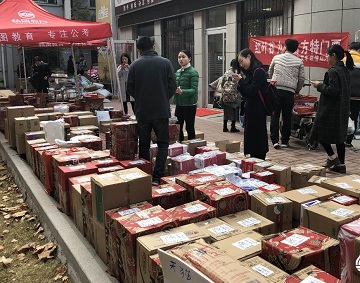 山大校园内快递堆成山!快递员:真不是我们的问题