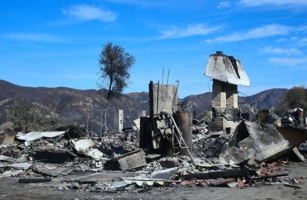 加州山火致失少300人生死未卜 特朗普周六将探望灾民